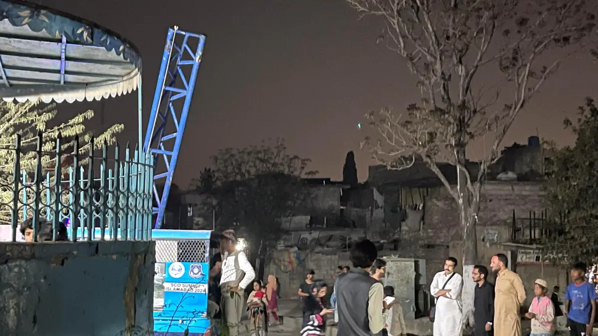 People gathered outside the Police station waiting for the release of the detained Aurat March participants. Image by Ramna Saeed.