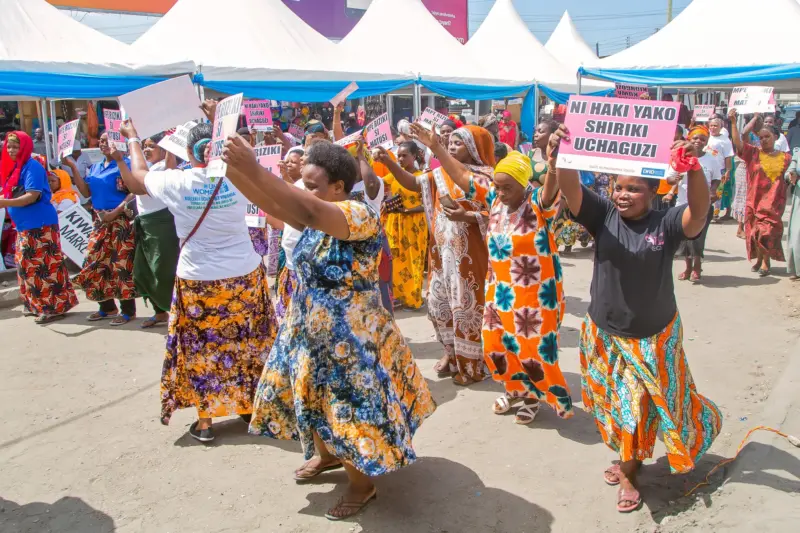 Women advocate for equal participation adn inclusion in Tanzanian society at Dar es Salaam’s Mchikichini market. 