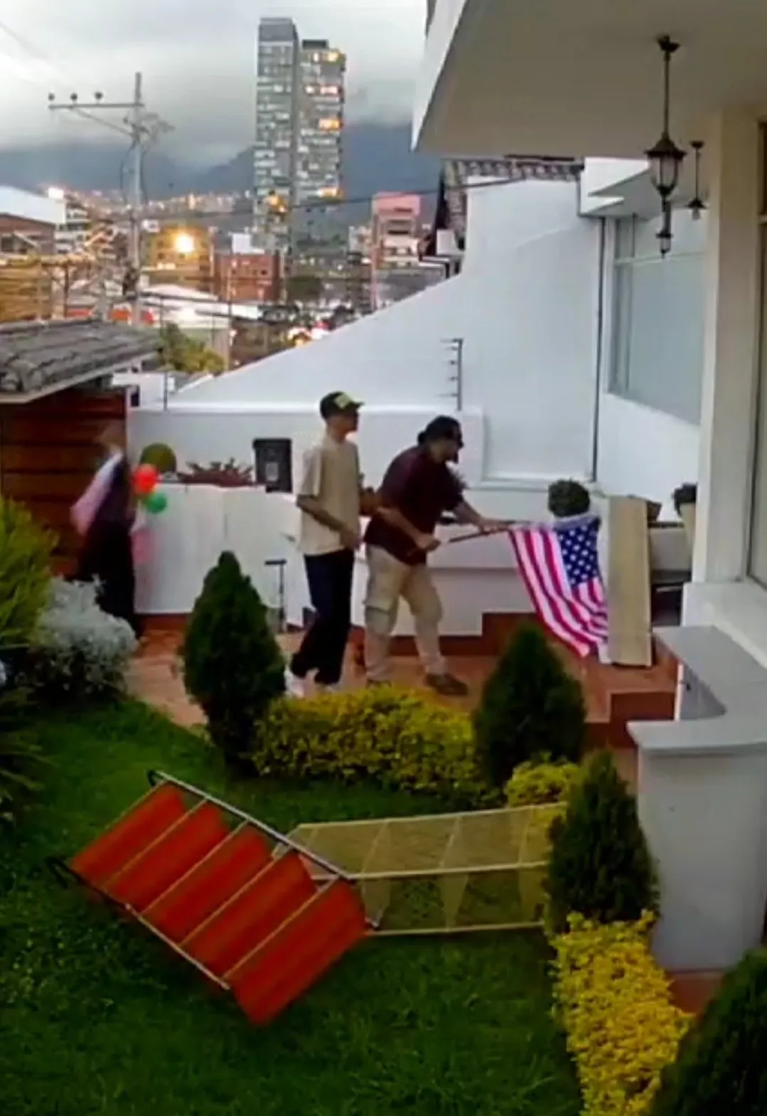 Captura de pantalla de los vídeos que hicieron público las víctimas del ataque violento en el Centro Cultural y Cooperación Ecuatoriano- Iraní, el pasado sábado 28 de febrero de 2026.