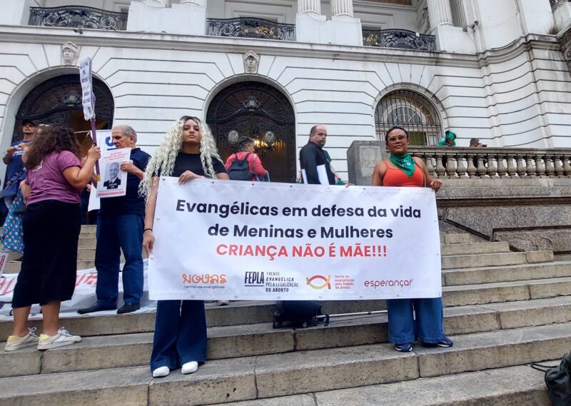 Protesters hold a sign saying, ‘Evangelicals defending girls and women's lives: A child is not a mother.’ Photo by Nicole Froio, used with permission