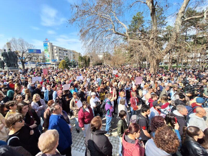 Portion of the people gathered in Women Fighter Park in Skopje for March 8, 2026 protest. Photo by Meta.mk, used with permission.