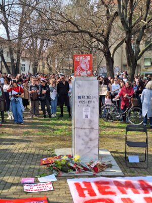 Pedestal which held the stolen bust of national hero Vera Jocić, and a banner with its image with the slogan "We will not dissapear." Photo by Meta.mk, used with permission.