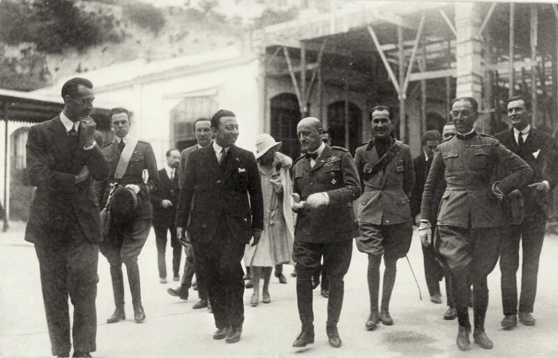 The Italian publisher Arnoldo Mondadori and Gabriele D'Annunzio (in the middle in uniform). 