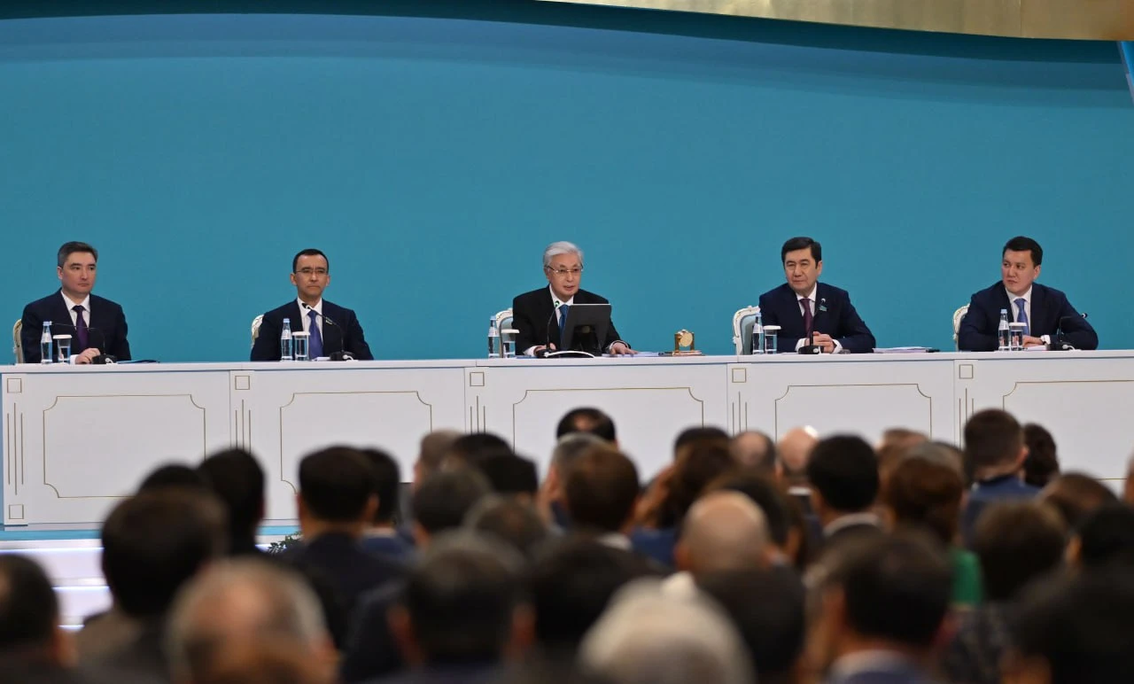 President Kassym-Jomart Tokayev (in the middel) and top level officials. 
