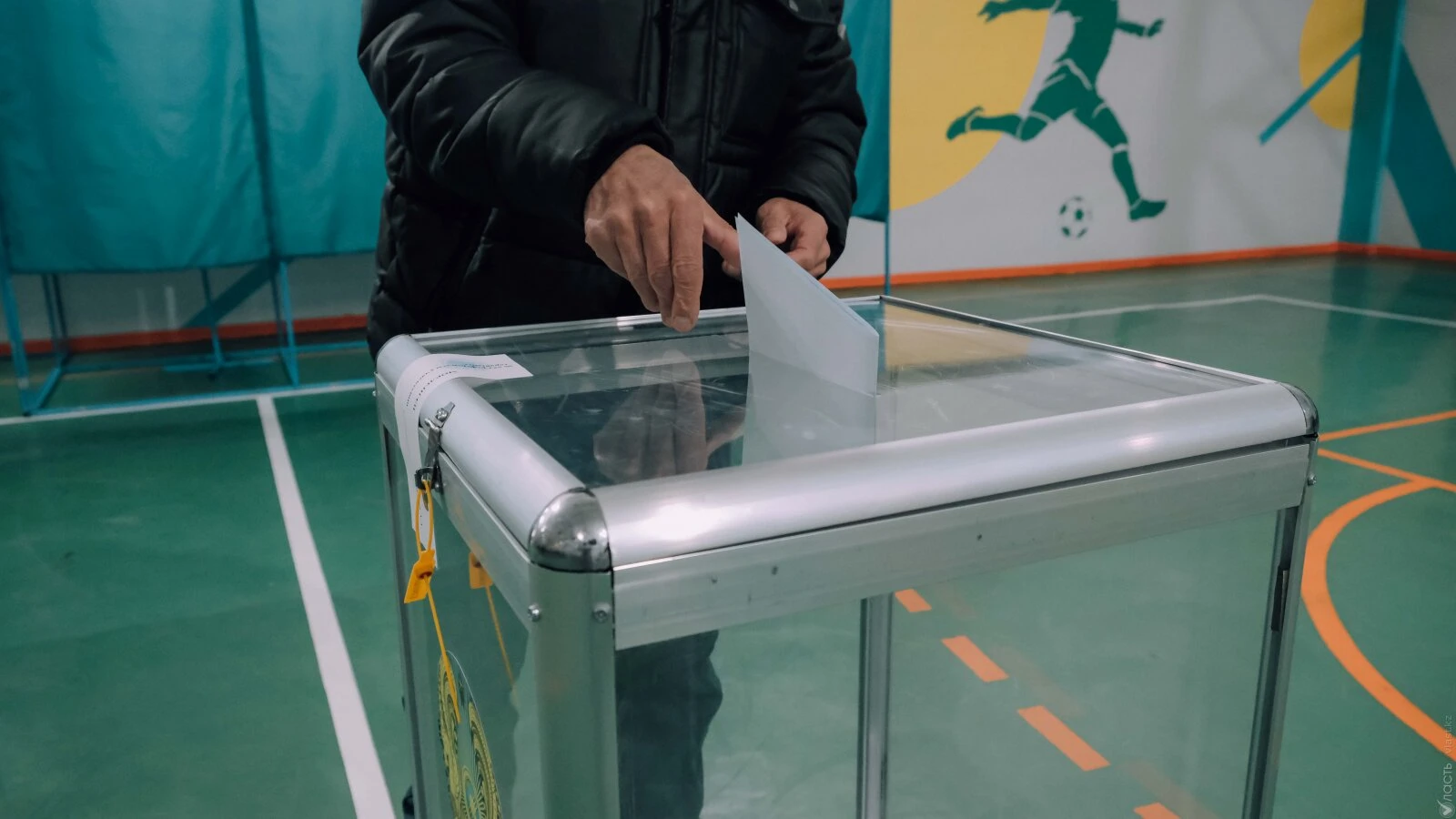 A voter casting a ballot in Kazakhstan. Photo by Daniyar Mussirov. Used with permission.