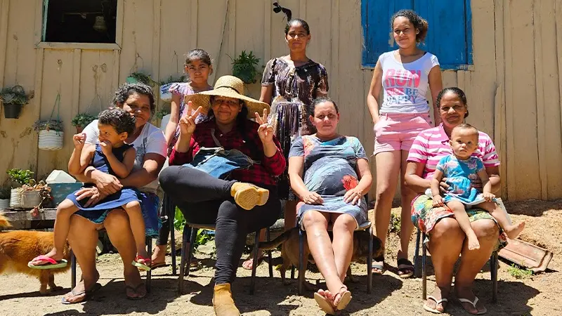 Local women farmers from Córrego da Onça. From left to right: Vera Franco de Lima, Zenita de Lima, Simone Rosa, Noeli de Lima, Eliene de Lima, and Dilma Rosa de Lima. Photo: João Ambrósio / O Joio e O Trigo. Used with permission.