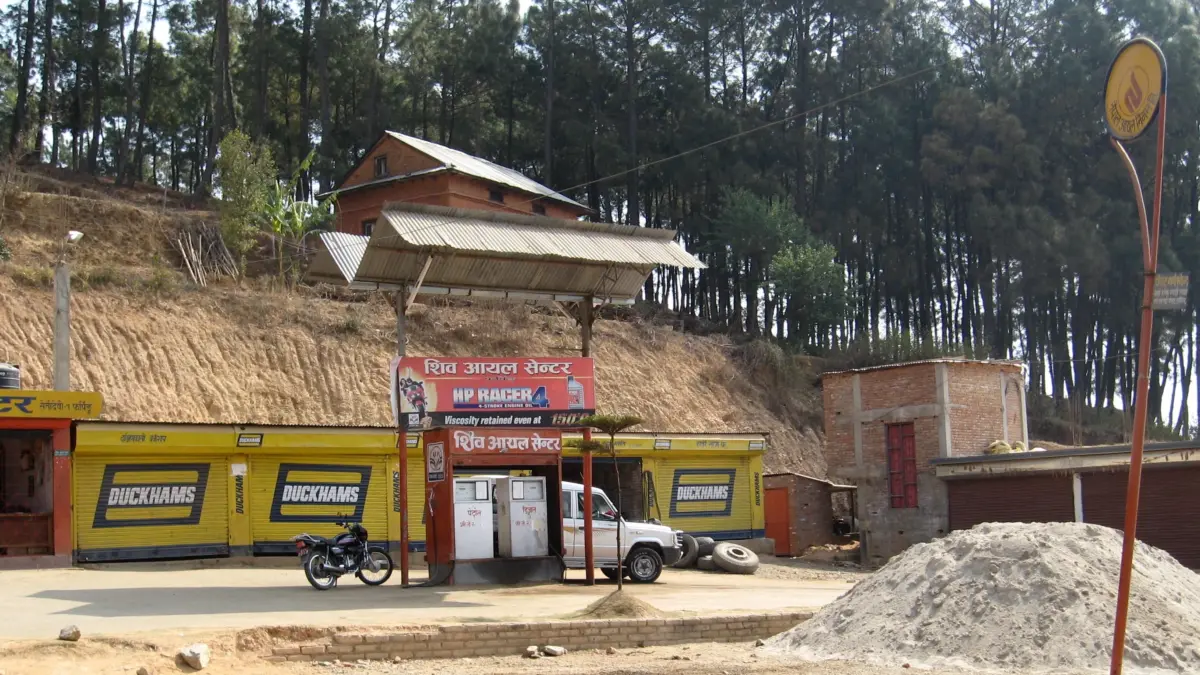 A petrol station in Kathmandu. Image by Ralf Lotys via Wikimedia Commons. CC BY-SA 3.0