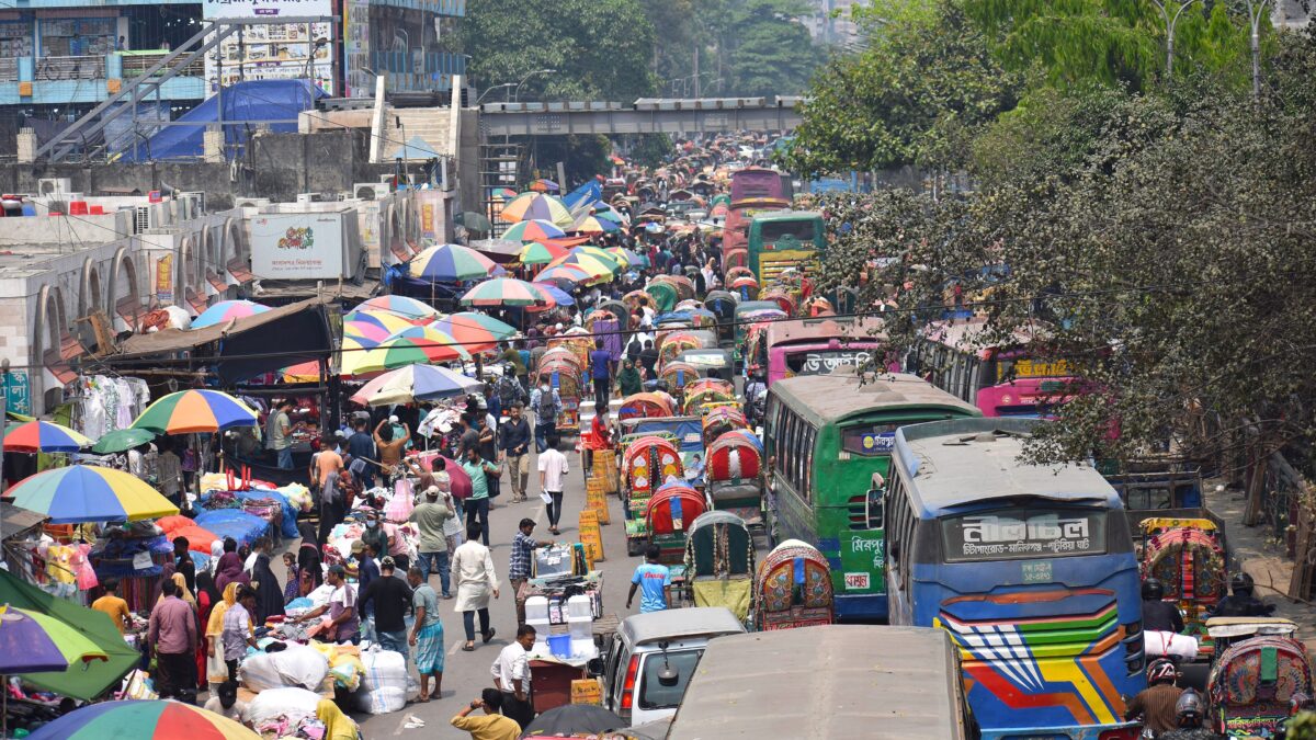 Rickshaws are a major cause of traffic jam in Dhaka metro. Image via Wikimedia Commons by Towhidul. CC BY-SA 4.0.