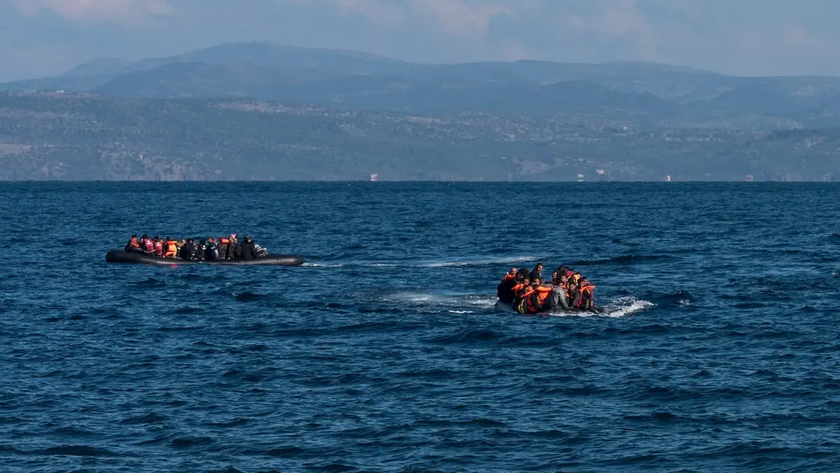 Boats with refugees are arriving to the beaches of Skala Sykamia, Lesvos island, Greece. Image via Wikimedia Commons by Ggia. CC BY-SA 4.0.