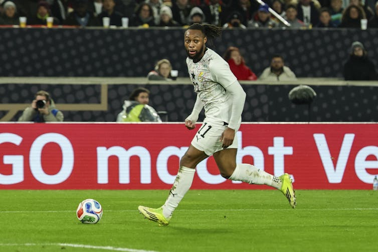 Antoine Semenyo runs with the ball during a football match between Germany and Ghana.