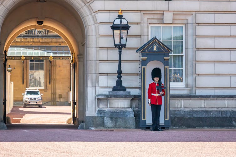 Guard in front of Buckingham Palace entrance