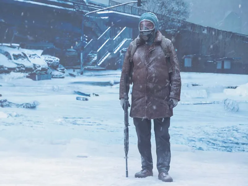 Juan Salvo solo en la calle cubierta por la nieve tóxica