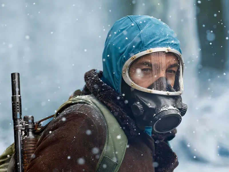 Juan Salvo, el protagonista, usa una máscara para filtrar el aire y respirar en la nieve tóxica
