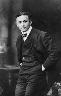 Black and white photo of Harry Houdini in a full suit.