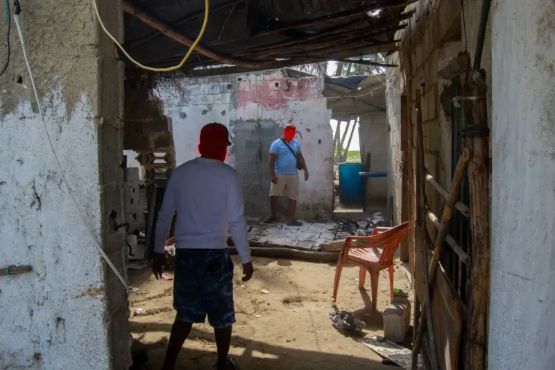 Days to come: life changes. What used to be a story told by your parents is now a reality: “If an aftershock is going to knock it down, I’d rather knock it down myself,” said a Boca de Aroa resident as he was dismantling the remains of his home. Photo by Saúl Zerpa; used with permission.