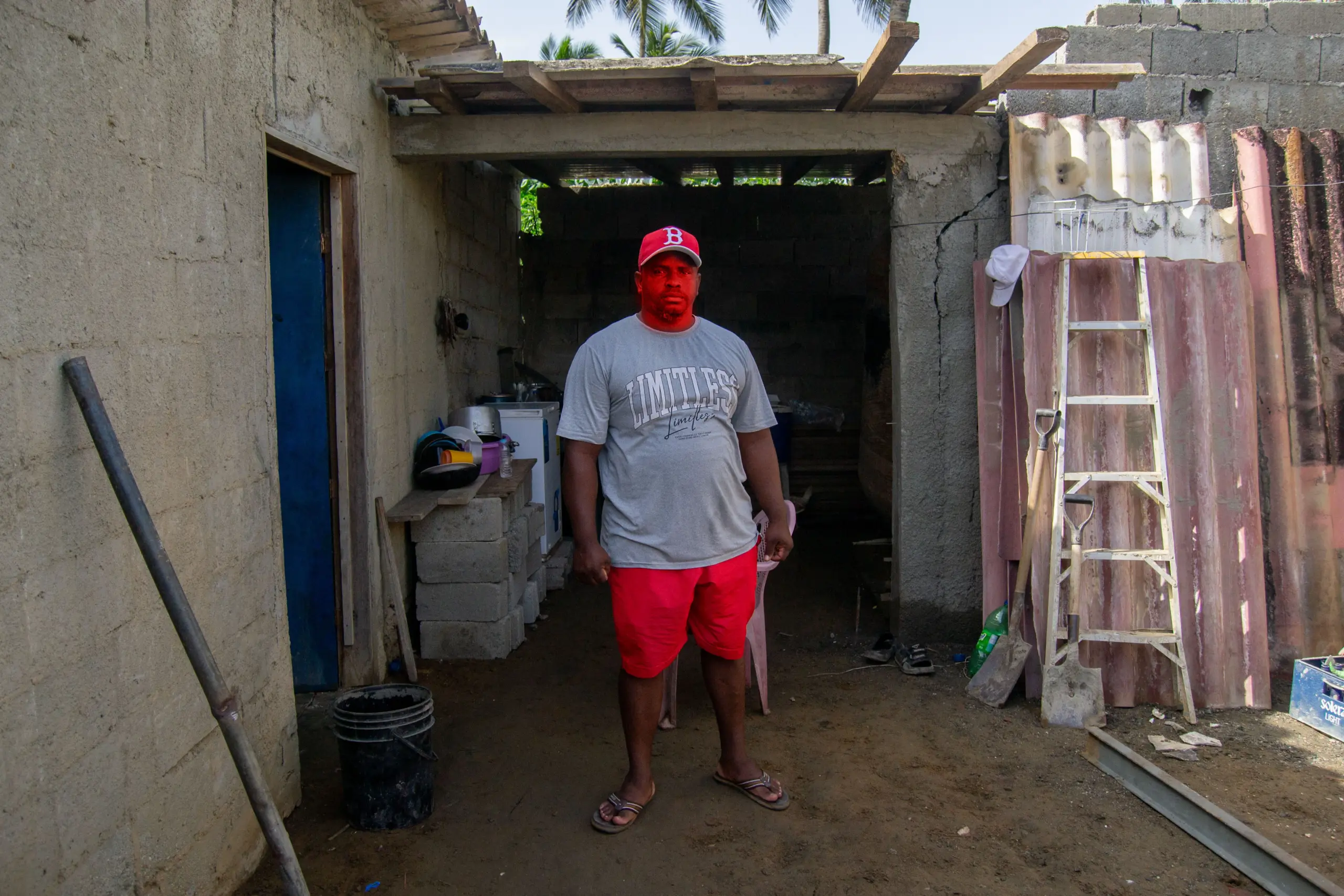 Bonilla: “I can’t leave this place. I don’t want to leave my house alone.” More than 80 families were affected in Boca de Aroa, Falcón state. Photo by Saúl Zerpa. Used with permission. 