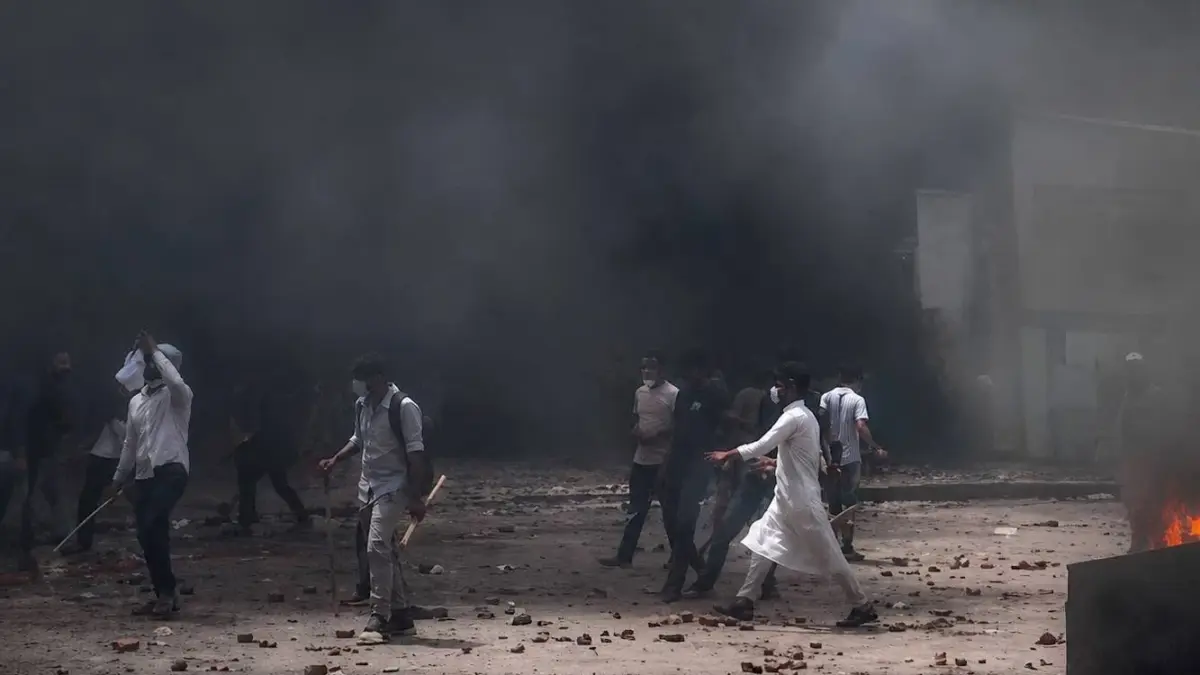 August 2, 2024. Manik Mia avenue, Dhaka. Earlier, police had attacked protesters. In response, enraged protesters set fires on the streets. Photo by Rafi Al Ahnaf. Used with permission.