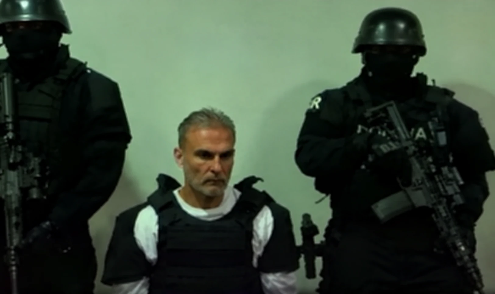 Screenshot taken from the YouTube video “José Serrano enters the El Encuentro prison after being deported from the United States,” by TVC Noticias; fair use. 