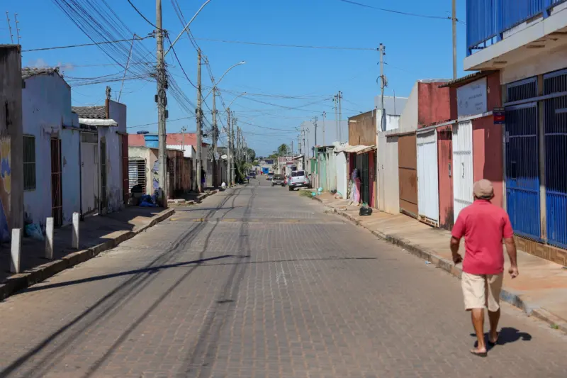 One of the country’s largest favelas, Sol Nascente is characterised by tarmacked streets with almost no trees in sight (Image: Fabio Pozzebom / Dialogue Earth)