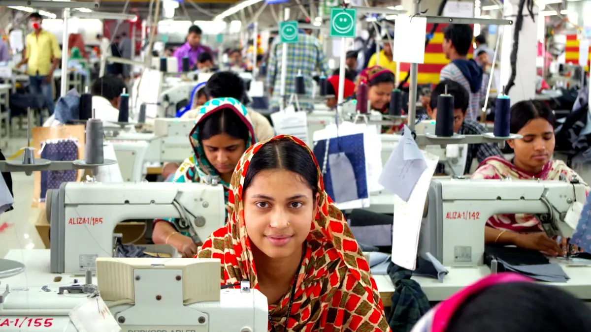 Workers at a garment factory in Gazipur, Bangladesh. Image via Flickr by Solidarity Center. CC BY 2.0.