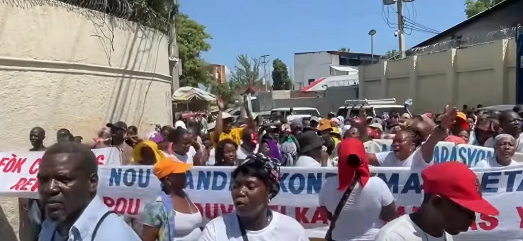 Screenshot of video showing street vendors protest against Prime Minister Alix Fils-Aimé