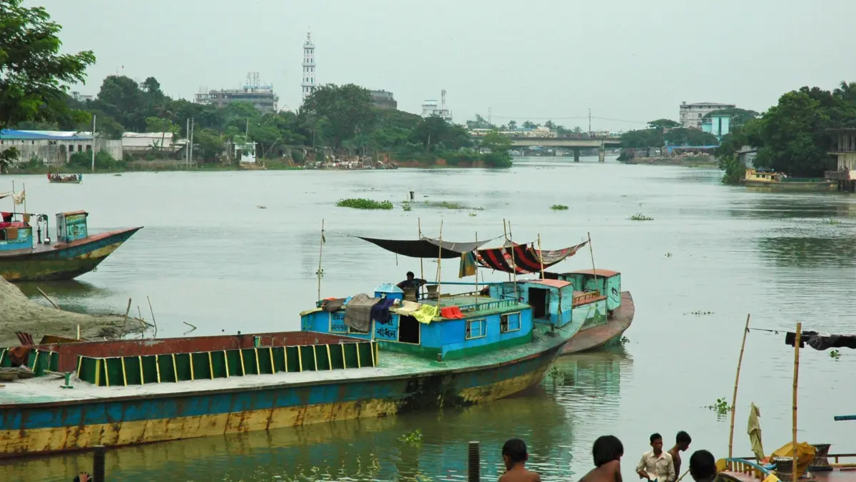 Boats and people on the Turag River, Dhaka, Bangladesh. Image via Flickr by Wonderlane. CC BY 2.0.