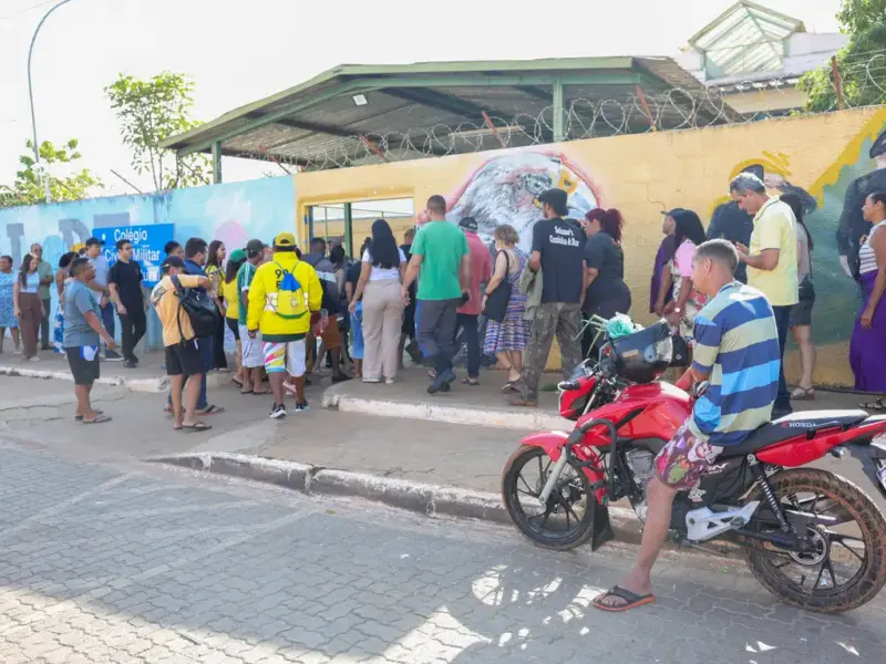 Brazilians waiting in line to vote, in Brasília, the country's capital, on October 25.