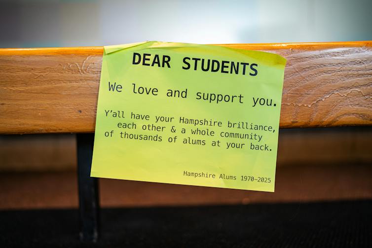 A 'dear students' sticky note assures Hampshire College students that the school's alumni will support them.